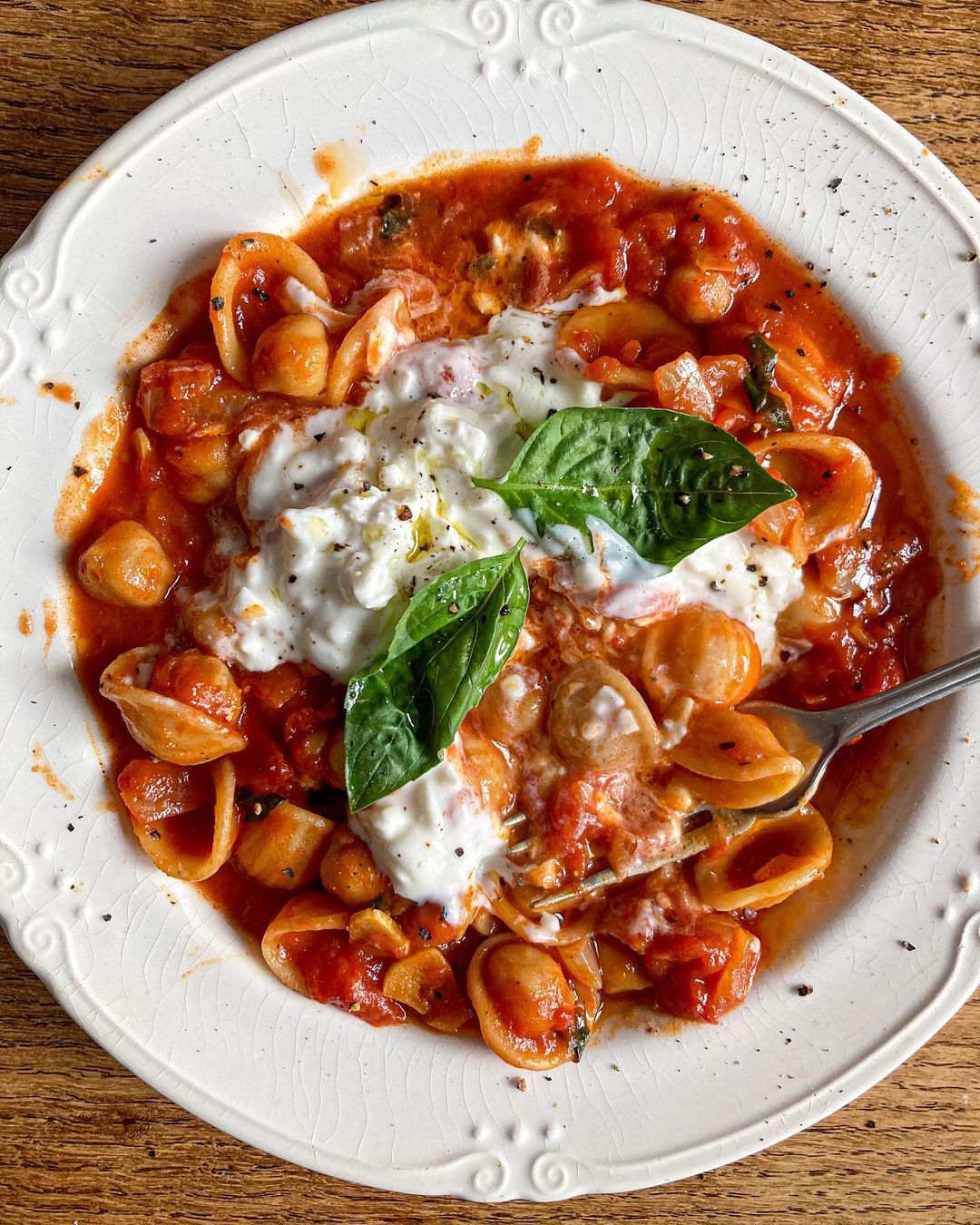 beans_recipe_tomatoey_chickpea_orecchiette_with_stracciatella_rocker_parm_salad_on_the_side_by_Hannah_Wilding_queen_chickpeas_boldbeanco_uk   beans_recipe_tomatoey_chickpea_orecchiette_with_stracciatella_rocker_parm_salad_on_the_side_by_Hannah_Wilding_queen_chickpeas_boldbeanco_uk